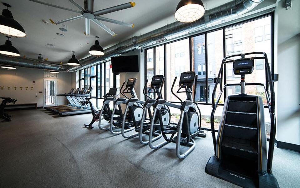Free Parking Gym & Pool Downtown At Cityway インディアナポリス エクステリア 写真